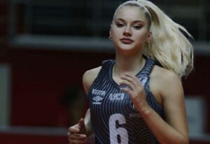 Voleybolcu Hilal Kocakara uzanarak poz verdi! "Kız olay bu arada"