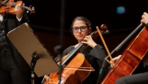 İtalya’da klasik müzik konserlerinde türkü söyleyen kız