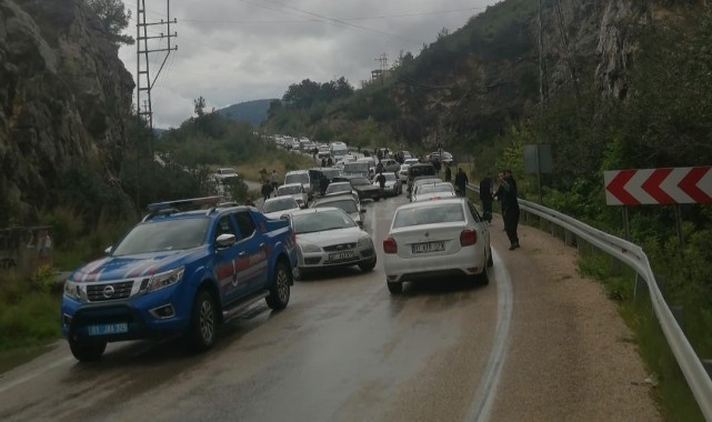 Kozan'da iki otomobil çarpıştı: 1'i çocuk 6 kişi yaralandı