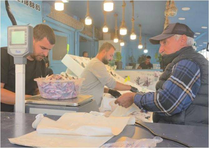 Şanlıurfa'da Vatandaşlar Kuyruk Sırasına Girdi