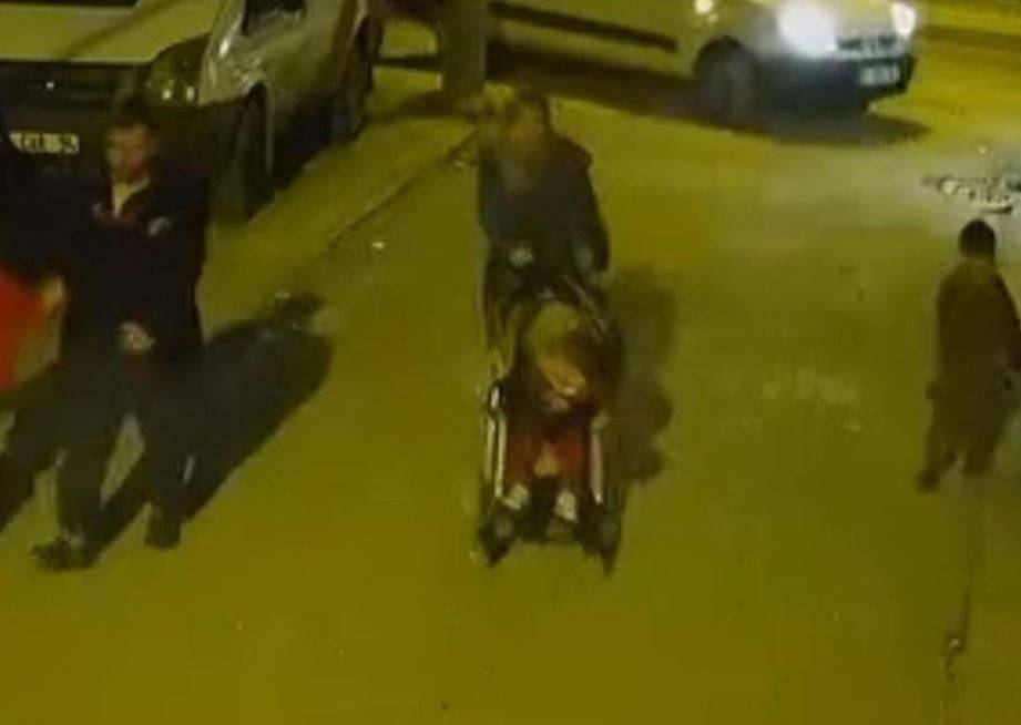 5 yaşındaki Çocuğun Kafasını Önce Arabaya Vurdu Sonra Yere..