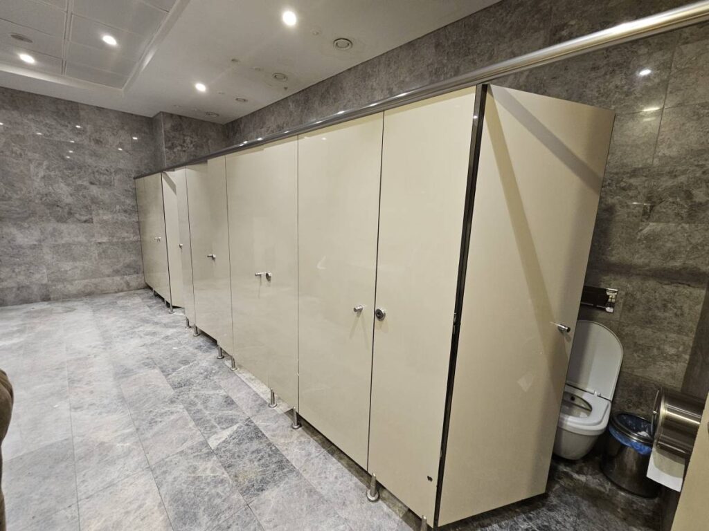 AVM Tuvaletinde Korkunç Taciz Girişimi: Gizli Çekim Şoku!