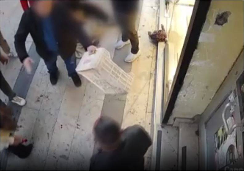 Boşanma Kavgası Kanlı Bitti! Kadını Esnaf Kasalarla Kurtardı