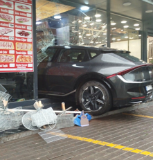 Cip Hızla Şarküteriye Girdi; Facia Son Anda Önlendi