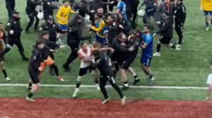 Futbol Sahası Ringe Döndü.