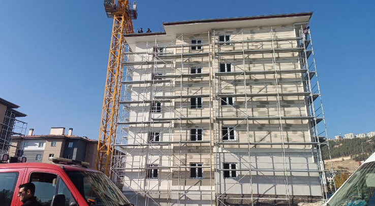 İntihar Girişimi Olan Arkadaşlarını Umursamadan Çalıştılar