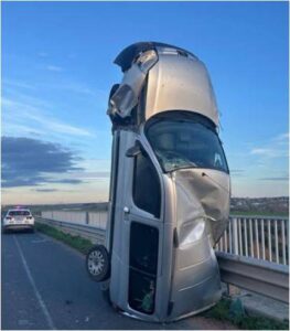 Köprü Üstünde Tüyler Ürperten Kaza: Araç Dik Durdu