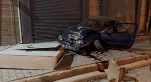 Otomobil Kaldırımda Yürüyen Çocuğa Çarptı