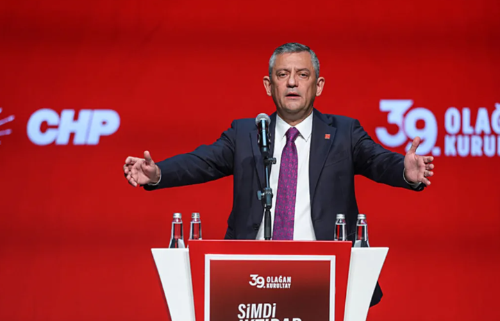 Özgür Özel, CHP’de Yeniden Genel Başkanlık Görevine Seçildi