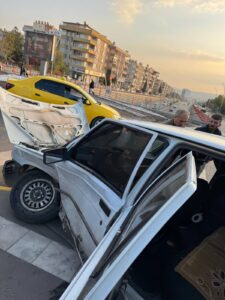 Şanlıurfa Karaköprü’de Feci Kaza: Sürücü Araçta Sıkıştı