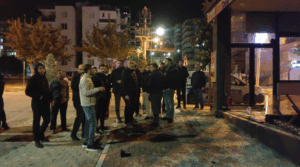 Şanlıurfa'da Bir Otomobil, Yeni Açılan Dönerciye Daldı!