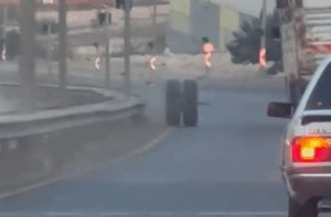 Şanlıurfa'da Kamyonetin Lastiği Fırladı, Sürücü Kazayı Önledi