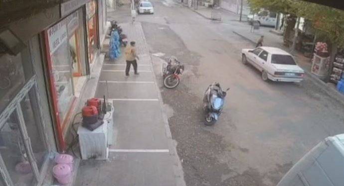 Şanlıurfa'da Otomobilin Şiddetle Çarptığı Çocuk Şaşırttı!