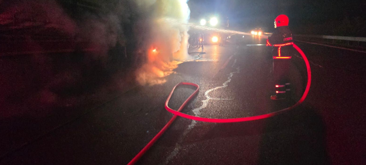 Şanlıurfa’da Salça Dolu Tır Yanmaya Başladı