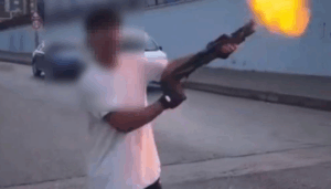 Şok Görüntüler: 3 Şahıs Pompalı Tüfekle Adeta Dehşet Saçtı!