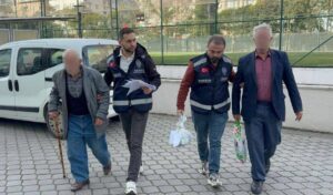 Yaşlı Adamlar Parkta Uygunsuz Davranışta Bulundu! Gözaltın..