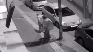 Alkollü Kadın Yaşlı Adamı Darp Etti, O Anlar Görüntülendi