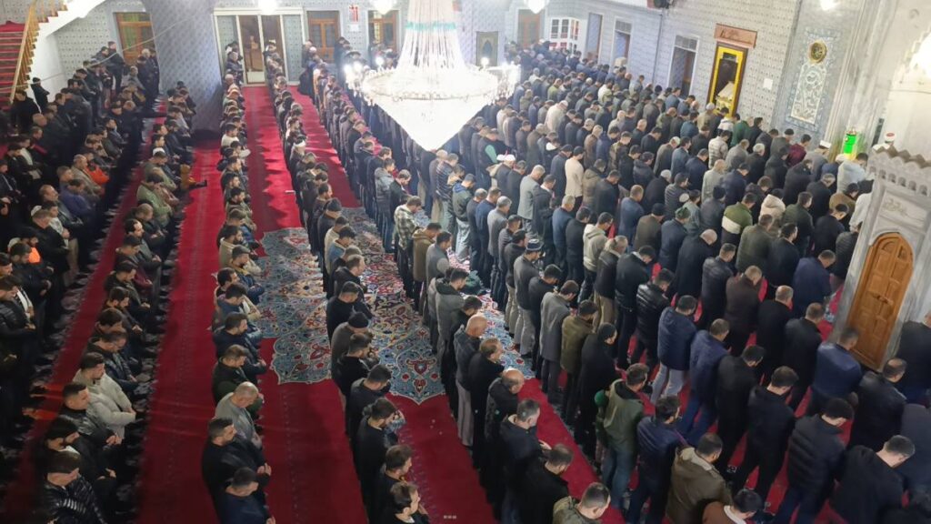 Binlerce Vatandaş Regaip Kandili İçin Balıklıgöl’de Buluştu