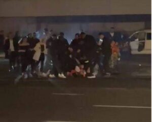 Düğün Sonrası Kavga: Damat, Yerde Yatan Şahsa Siper Oldu!