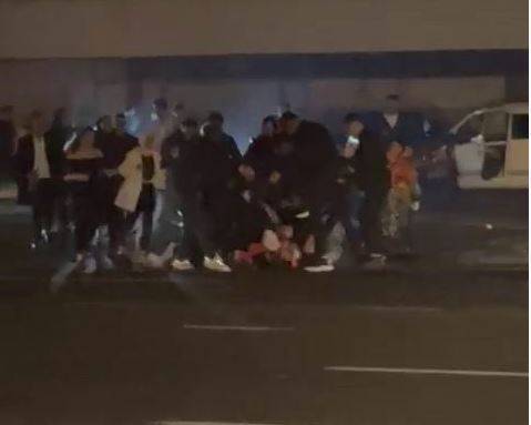 Düğün Sonrası Kavga: Damat, Yerde Yatan Şahsa Siper Oldu!