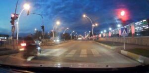 Kırmızı Işık İhlali Yaptı Yayaya Çarptı, 2 Kişi Yaralandı!