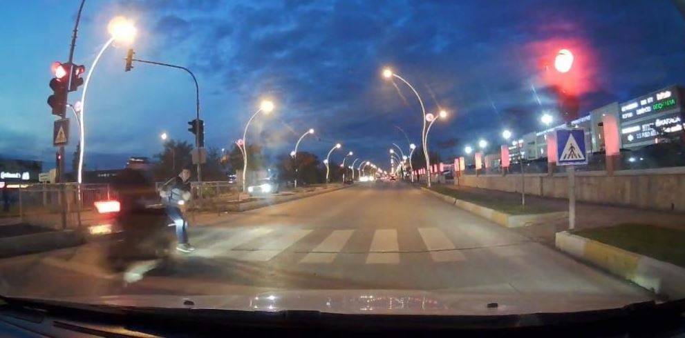 Kırmızı Işık İhlali Yaptı Yayaya Çarptı, 2 Kişi Yaralandı!