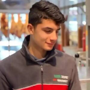 Mezarlıkta Dehşet! 2 Genç İsimleri Yazılı Bıçakla Öldürüldü!