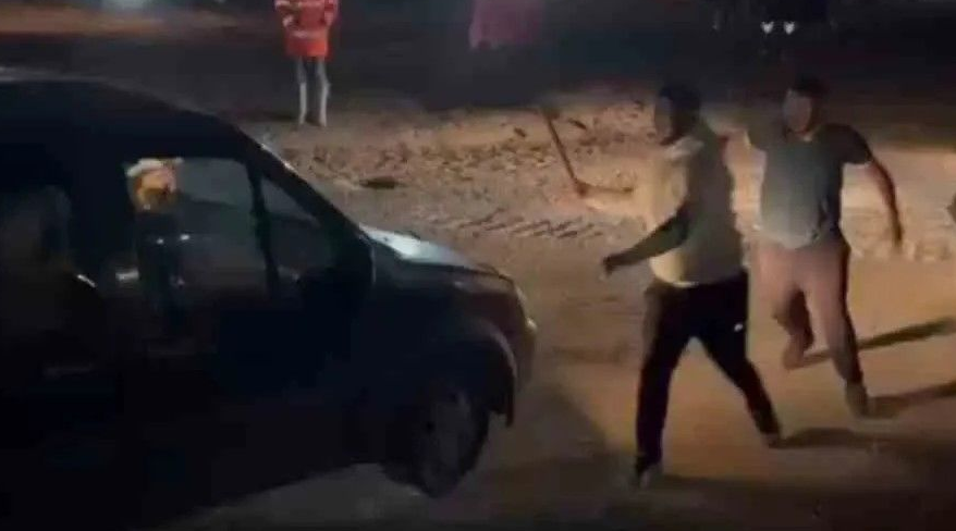 Öfkeli Sürücü Araçlara ve Vatandaşlara Çarptı