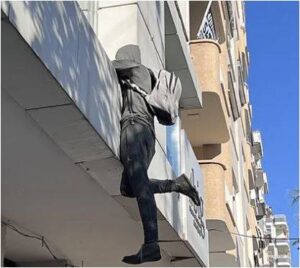 Penceredeki ‘Hırsız’ Manken Mahalleyi Ayağa Kaldırdı!