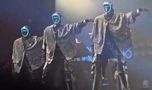 Robotlar Sahneyi Ele Geçirdi: Konserde Dans Ettiler