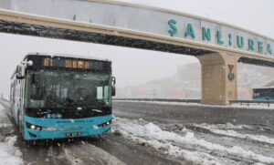 Şanlıurfa’da Kar Yağışı Trafiği Kilitledi