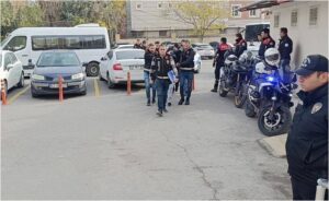 Şanlıurfa’da Maskeli Saldırgan Dehşet Saçtı: 2 Yaralı