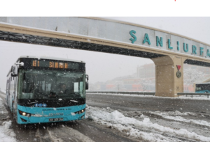 Şanlıurfa’da Ulaşım Durdu: Şoförler Otobüsleri İterek İlerledi