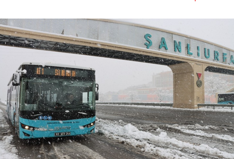 Şanlıurfa’da Ulaşım Durdu: Şoförler Otobüsleri İterek İlerledi