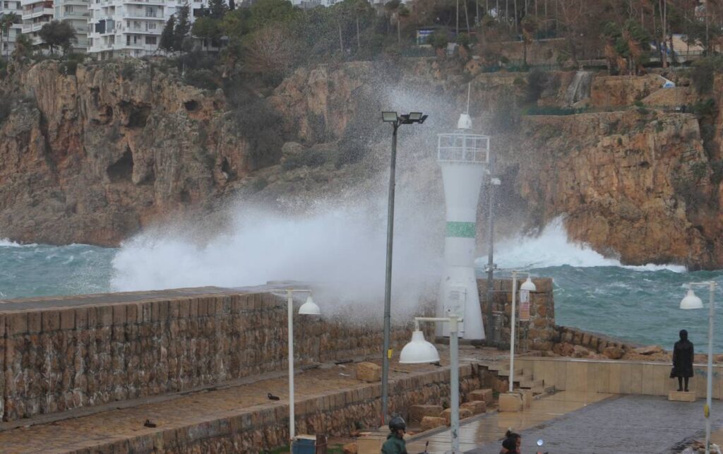 Antalya’yı Fırtına Vurdu: Çatılar Uçtu, Dalgalar Şahlandı