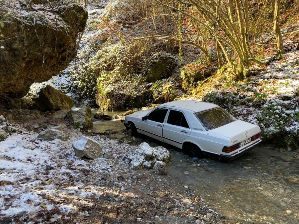 Aracı Su İçinde, Kendisi Yarı Çıplak Halde Bulundu!