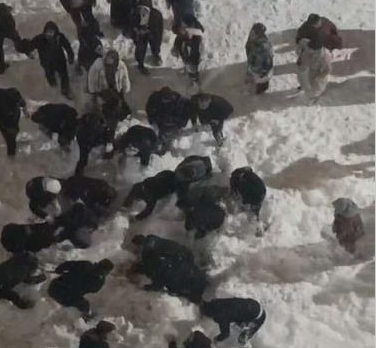 Hakkâri’de Çatı Kabusu! Kar Kütlesi Öğrenciyi Yaraladı