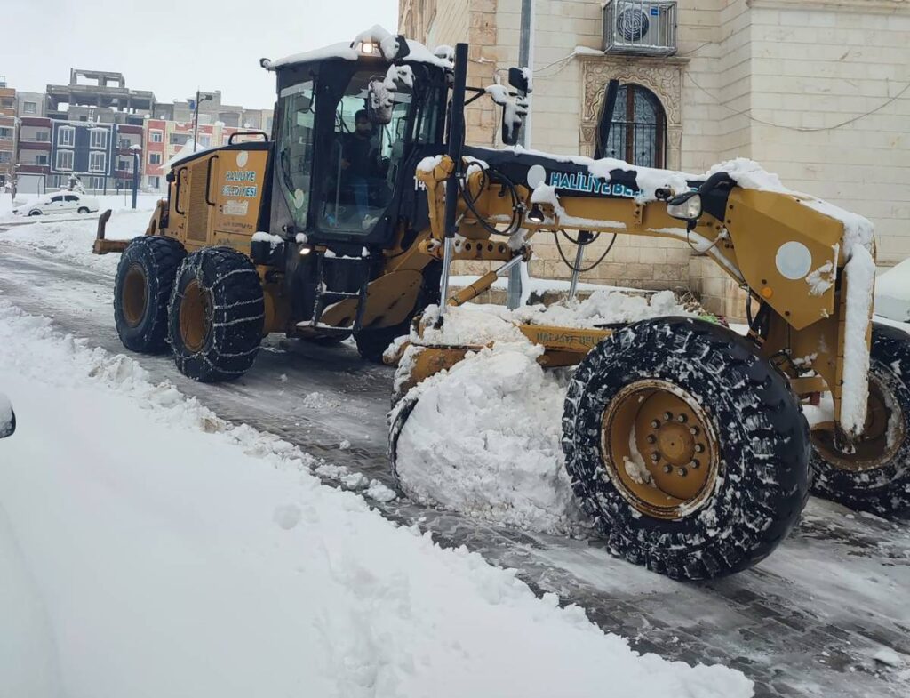 Haliliye Belediyesi ekipleri karla mücadele için sahada