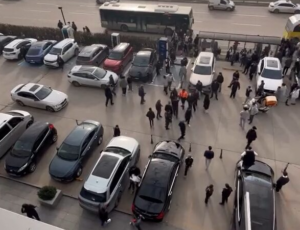 Karne Alan Öğrenciler AVM Otoparkında Kavga Etti