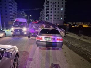 Kaza: Otomobil Park Halindeki Aracın üzerine Çıktı