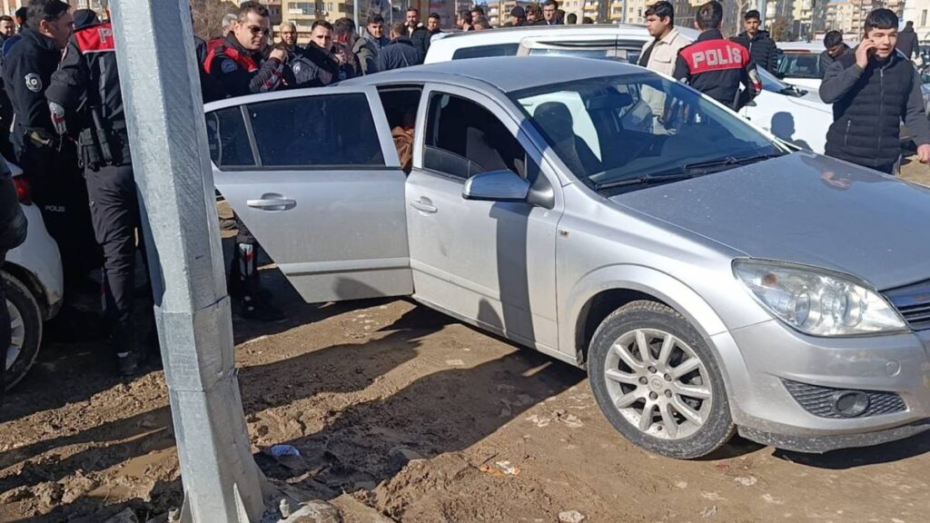 Şanlıurfa Adliyesi Önünde Taşlı Sopalı Kavga