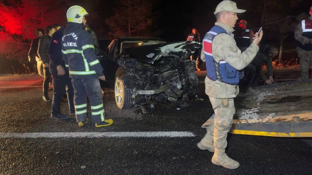 Şanlıurfa’da iki Araç Kafa Kafaya Çarpıştı: 7 Yaralı