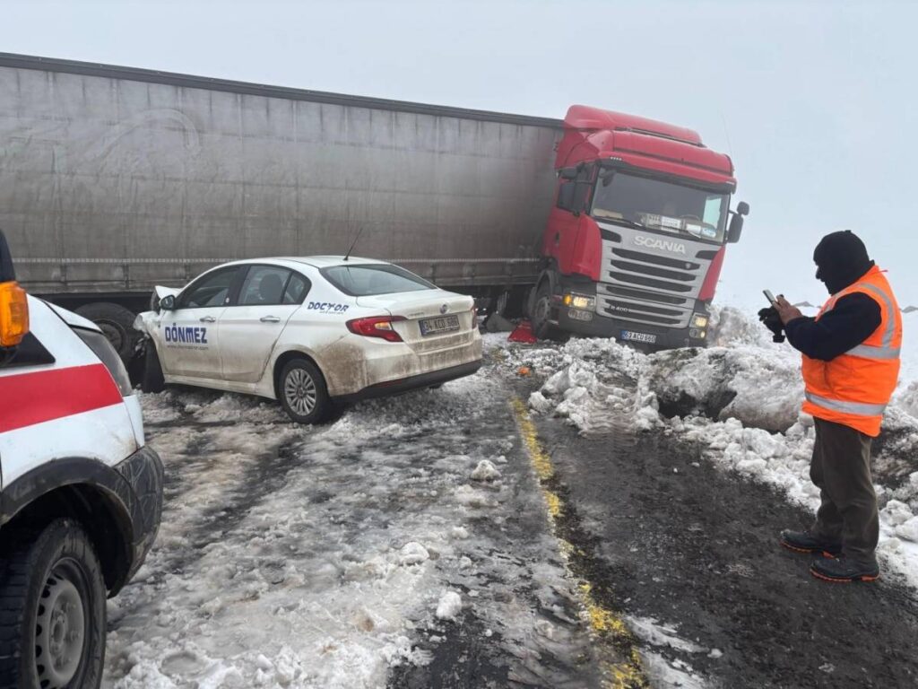 Viranşehir-Diyarbakır Yolunda Zincirleme Kaza: 4 Yaralı