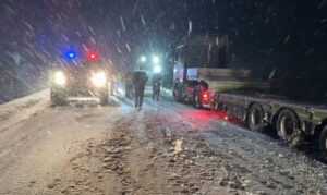 Yoğun Kar D-400’ü Kapattı, Ekipler Seferber Oldu