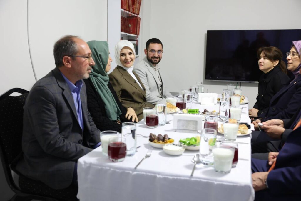 Bakan Göktaş, Şanlıurfa’da bir ailenin iftar sofrasına konuk oldu