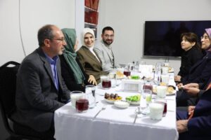 Bakan Göktaş, Şanlıurfa’da bir ailenin iftar sofrasına konuk oldu