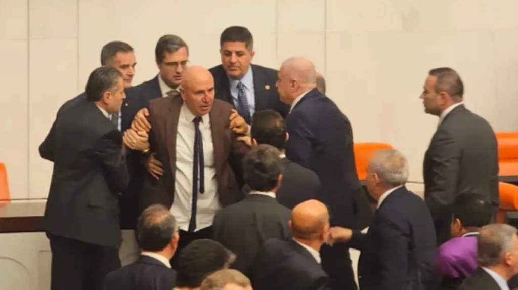 Bakanların yemin töreninde yumruklu kavga!