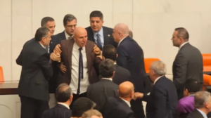 Bakanların yemin töreninde yumruklu kavga!