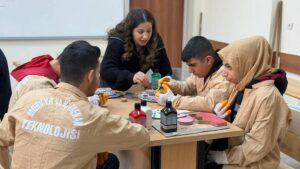 Engelleri ahşapla aşıyorlar