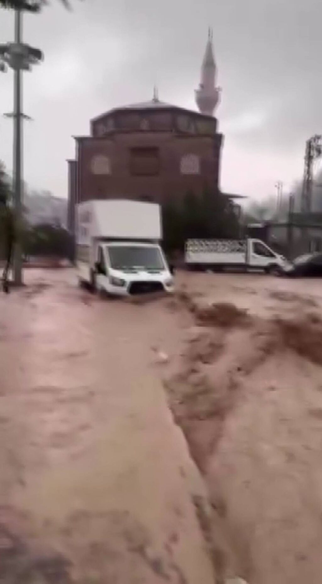 Hatay'da sağanak sele neden oldu, yollar suya gömüldü